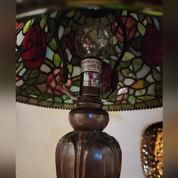 ❤️SOLD❤️ Tiffany Style Stained Glass Accent Lamp Bell Roses - Picture 8 of 8